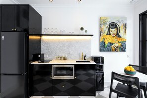 Villa romántica, 1 cama de matrimonio grande, no fumadores | Cocina privada | Microondas, cafetera o tetera, hervidor eléctrico y utensilios de cocina