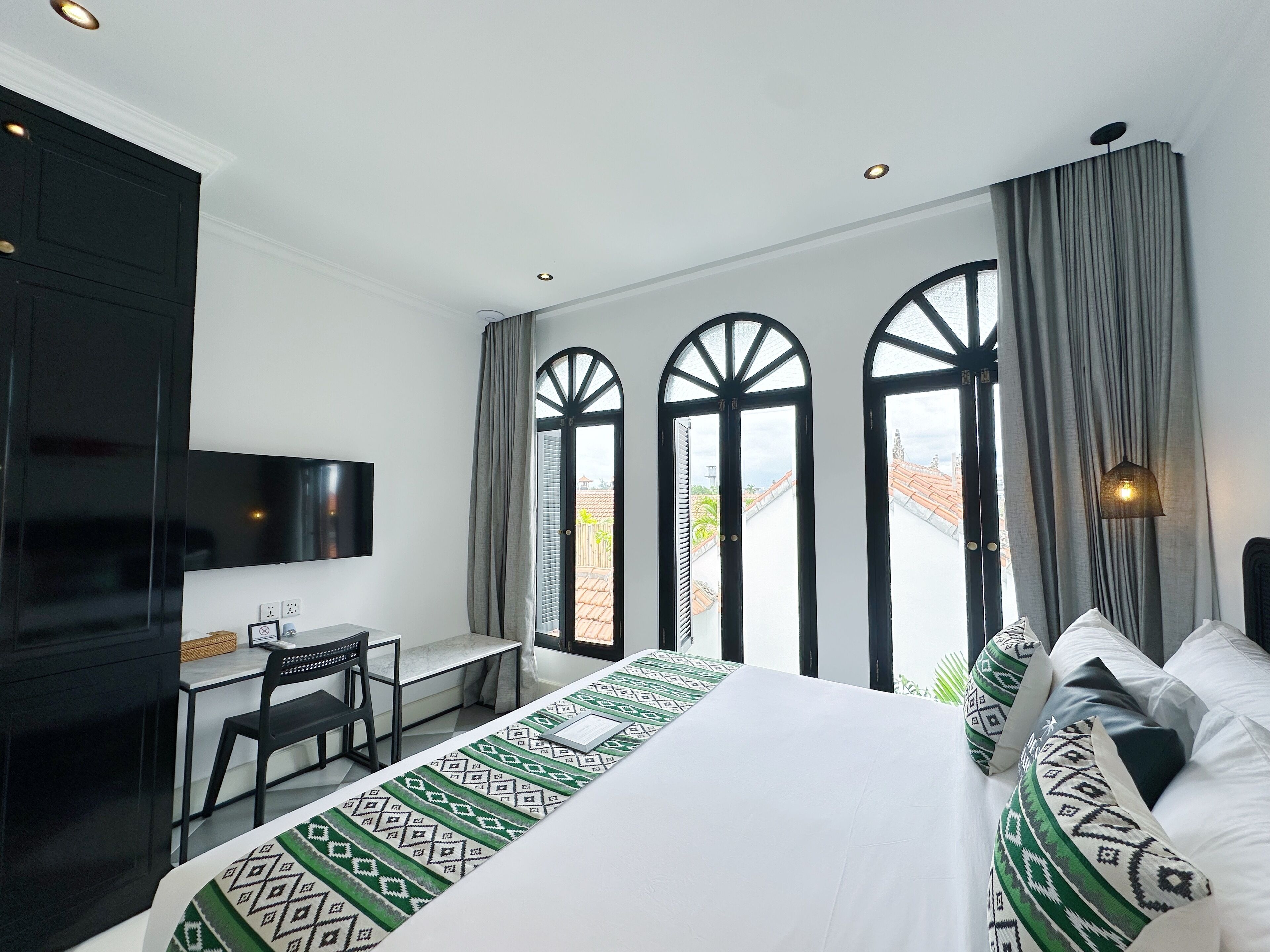 Romantic Villa, 1 King Bed, Non Smoking | In-room safe, laptop workspace, iron/ironing board, free WiFi