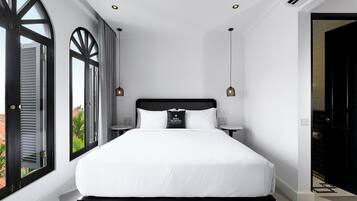 Romantische villa, 1 kingsize bed, niet-roken | Een kluis op de kamer, een laptopwerkplek, een strijkplank/strijkijzer