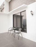 Escritorio, espacio para trabajar con laptop y wifi gratis 