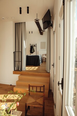 Suite Deluxe, 1 habitación, vista a la ciudad | Área de sala de estar