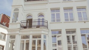 A building with a sign for 'Amorino Gelato al Naturale' and 'Oude Koornmarkt'. - A Place - Oude Koornmarkt 1 (Antwerp)