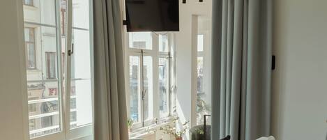 Suite Deluxe, vista fiume | Insonorizzazione, ferro/asse da stiro, Wi-Fi gratuito