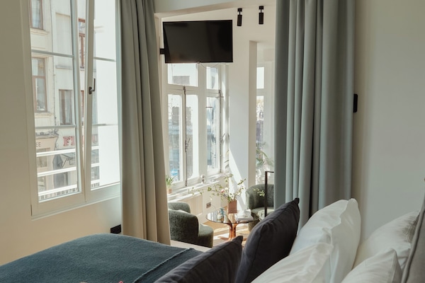 Suite – deluxe, elveutsikt | Lydisolert, strykejern/-brett og wi-fi (inkludert)