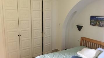 4 habitaciones, tabla de planchar con plancha, wifi y ropa de cama