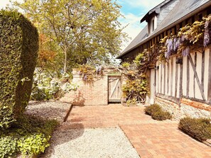 Exterior - Charming Normandy house with swimming pool and view 7km from Deauville-Trouville. (Englesqueville-en-Auge)