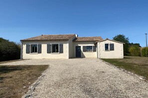 Exterior - Charming Apartment in Dordogne Countryside (Chalais)