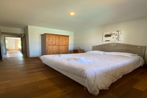 4 habitaciones, muebles diferentes y ropa de cama 