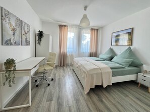 1 bedroom, desk, free WiFi, bed sheets - Burgstraße vacation apartment in Manderscheid (Manderscheid)