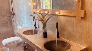 Comfort-Doppelzimmer, Balkon, Gartenblick | Badezimmer | Bidet, Seife, Toilettenpapier