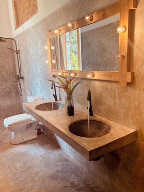 Habitación doble Confort, balcón, vista al jardín | Baño | Bidet, jabón, papel de baño 