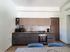 ثلاجة، ميكروويف، فرن، غسالة أطباق