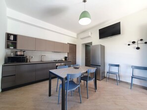 Een koelkast, een magnetron, een oven, een vaatwasser