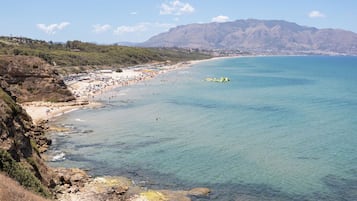Una spiaggia nelle vicinanze