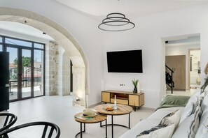 Fernseher, Kamin, Tischtennisplatte