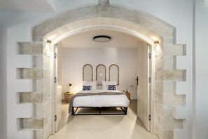 4 bedrooms, in-room safe, iron/ironing board, travel cot - Villa Angelo | A Crafted Stone Retreat with Pool in Nature’s Embrace (Kato Poros)