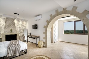 4 bedrooms, in-room safe, iron/ironing board, travel crib