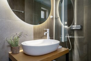 Douche, séchoir à cheveux, serviettes fournies