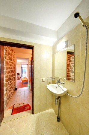 Douche, sèche-cheveux, serviettes fournies