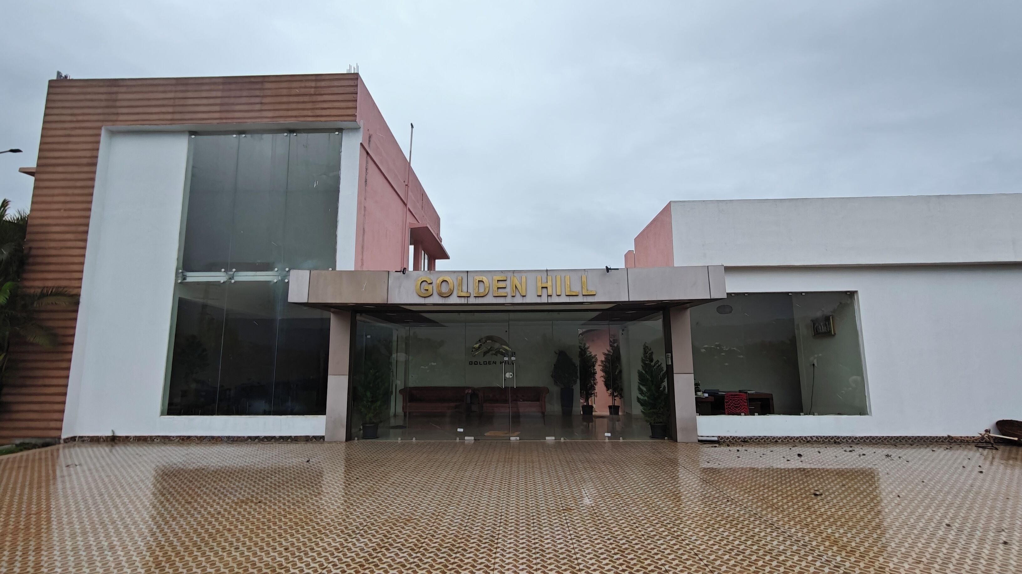 Un edificio moderno con un cartello che riporta la scritta "GOLDEN HILL".