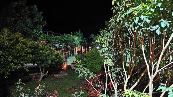 Fassade der Unterkunft – Abend/Nacht