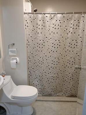 Dusj, hårføner, bidé og håndklær