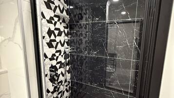 Een douche, een haardroger, handdoeken, zeep