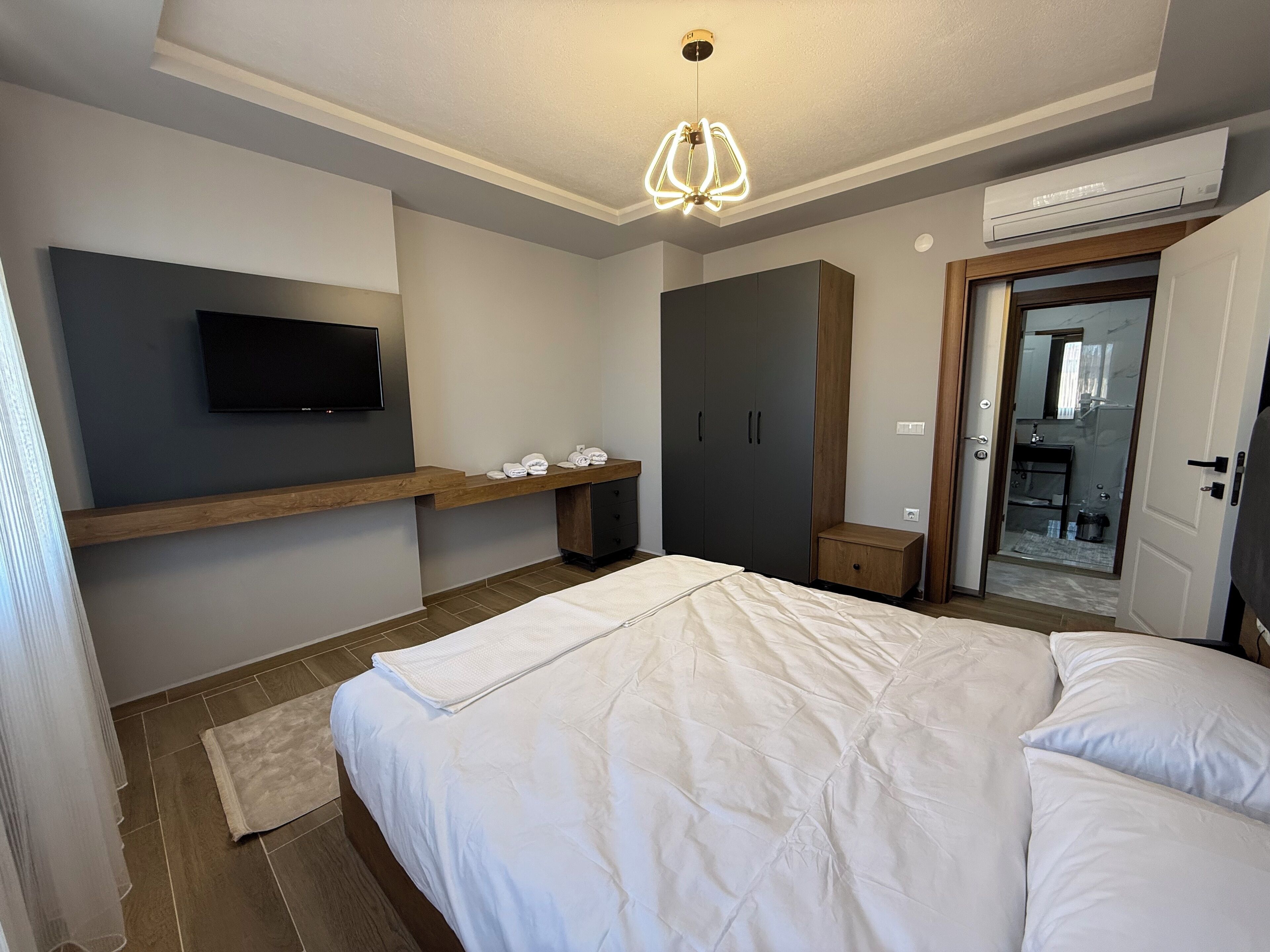Tabla de planchar con plancha, wifi y ropa de cama 