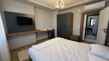 Tabla de planchar con plancha, wifi y ropa de cama