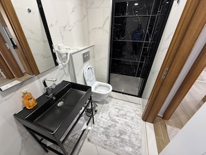 Chuveiro, secador de cabelo, toalhas de banho, sabonete