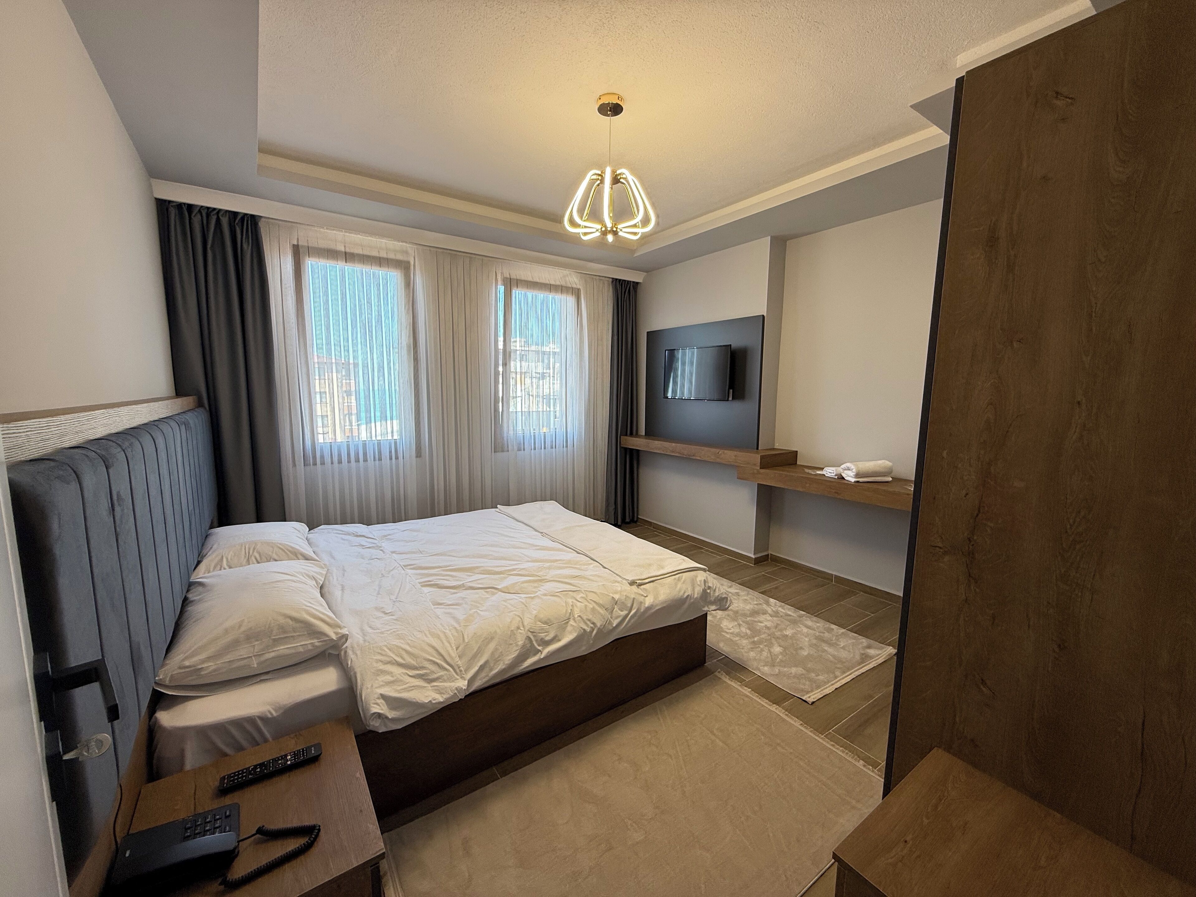 Tabla de planchar con plancha, wifi y ropa de cama 