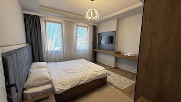 Tabla de planchar con plancha, wifi y ropa de cama