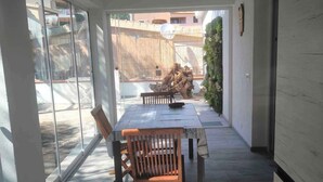 Un intérieur moderne avec une table à manger, des chaises et une grande fenêtre.