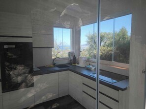 Refrigerador, microondas, horno, placa de cocina