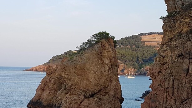 A beach with large rock formations and a clear view of the sea. - Beautiful apartment with spectacular views, pool and close to the beach! (Pals)