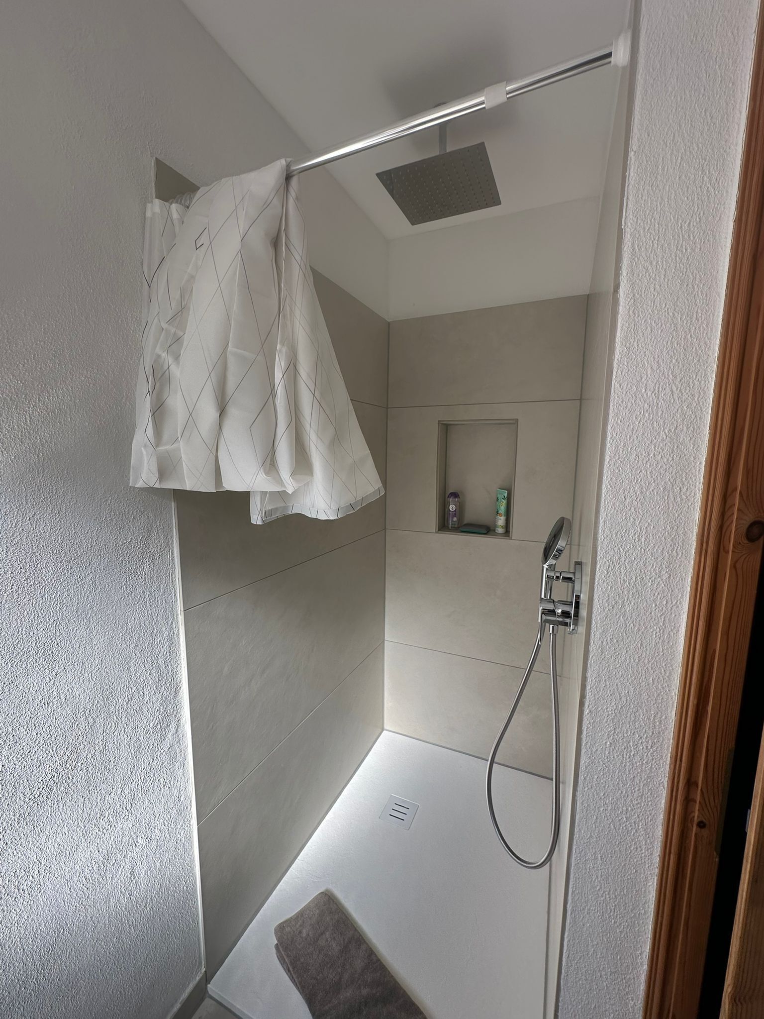 Dusj, hårføner, håndklær og såpe