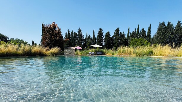 A clear pool with a stone structure and lounge chairs. - L'Isle sur la Sorgue, country house (Le Thor)