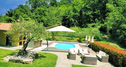 Villa 3 Bed 4 Bath Sleeps 8 Pool Hot tub Air Con