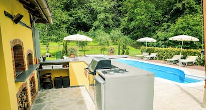 Villa 3 Bed 4 Bath Sleeps 8 Pool Hot tub Air Con