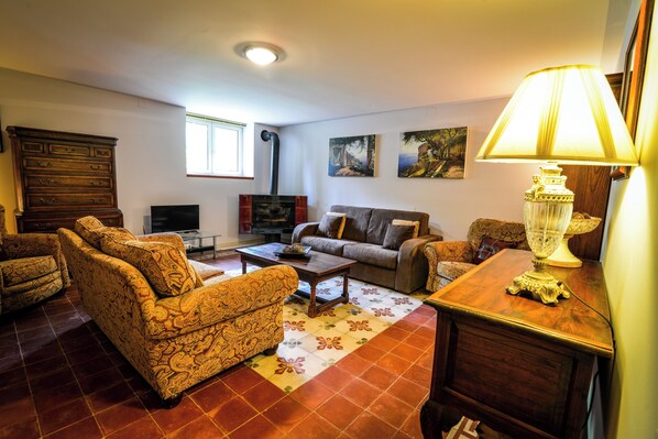 TV, fireplace