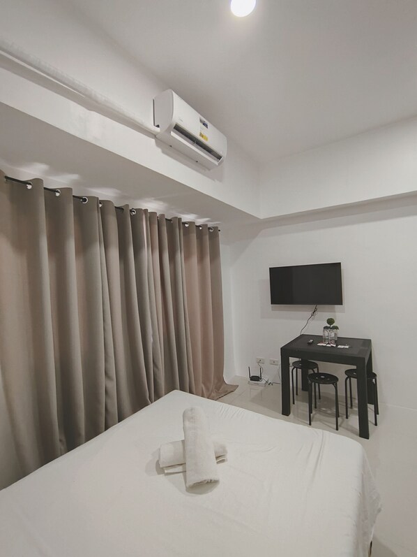 1 bedroom, iron/ironing board, Internet, bed sheets - Cozy Room with Balcony in Iloilo City Condo (Iloilo City)