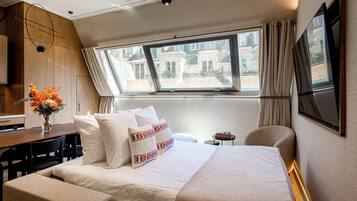 Apartment, City View | Living area | Offices