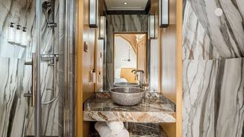 Apartment, Stadtblick | Badezimmer | Regendusche, umweltfreundliche Kosmetikartikel, Haartrockner, Handtücher