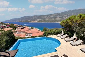 Una piscina al aire libre de temporada