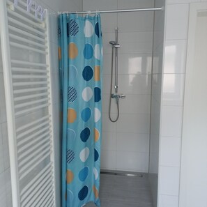 Dusj, hårføner, håndklær og såpe