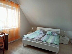 3 bedrooms, desk, bed sheets - Rottenburg City 4 rooms with cathedral view (Rottenburg)