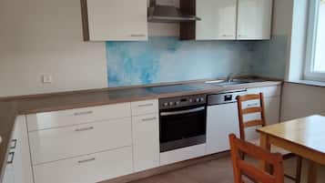Frigorifero, forno, piano cottura, lavastoviglie
