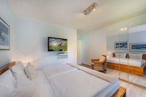 2 habitaciones, tabla de planchar con plancha y cuna de viaje
