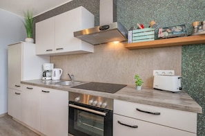 Refrigerador, microondas, horno, placa de cocina