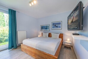 Iron/ironing board, travel crib, free WiFi, bed sheets